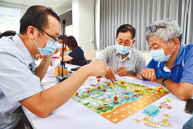 《鐵道山林》是阿里山林業鐵路及文化資產管理處第一個主題式桌遊，近日已提供給民眾測試體驗。（林鐵及文資處提供／呂妍庭嘉義傳真）