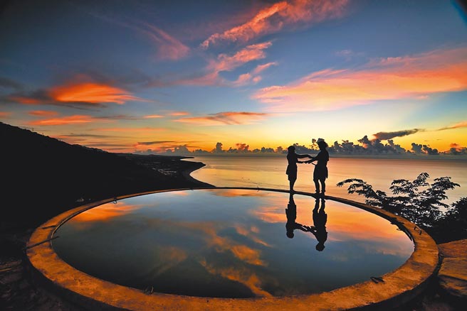 台东县太麻里乡华源步道上的「天空之镜」，映照清晨的天光云影，浪漫唯美的景致，成为网红网美IG打卡热点。（庄哲权摄）