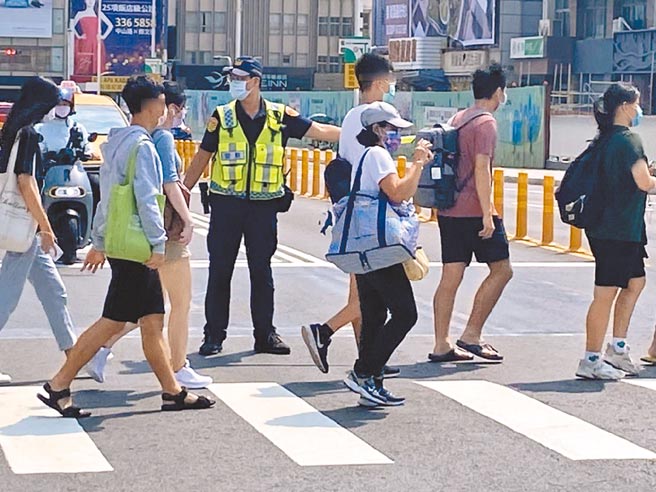 10月交通安全月，高雄警方將鎖定未禮讓行人及行人違規等項目加強執法。（高市警局交通大隊提供／石秀華高雄傳真）