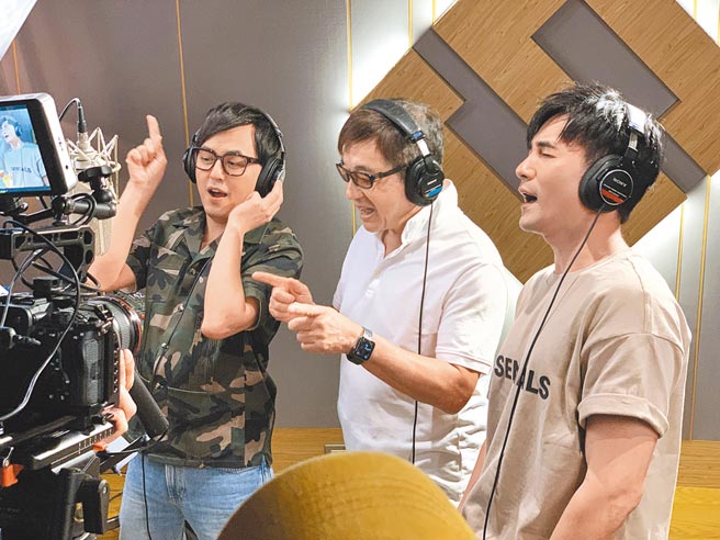 黃子佼（左起）、李濤、是元介齊獻聲謝謝老師教誨之恩。（關懷台灣文教基金會提供）