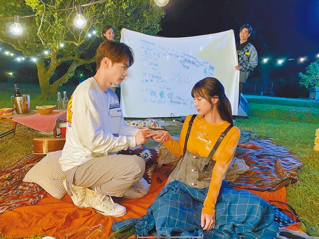 古曜威（左）日前拍摄新歌MV，当场向陈敬宣下跪求婚。（单纯梦想文创事业提供）