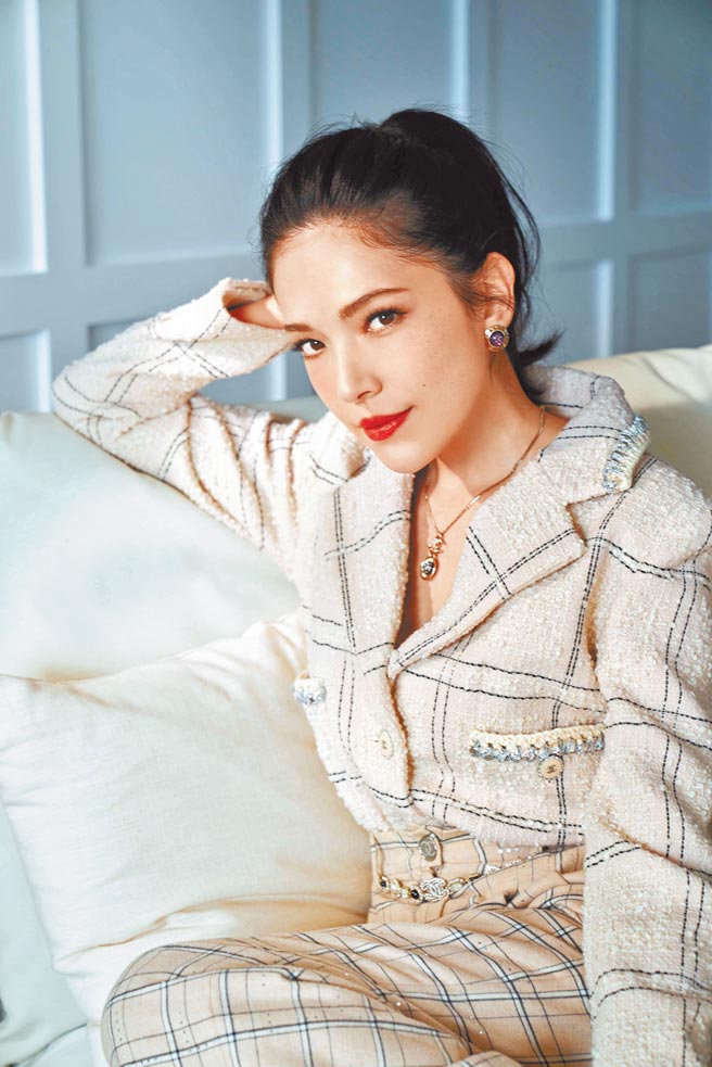 许玮宁穿着香奈儿2021/22秋冬前导系列米色格纹羊毛斜纹软呢外套、米色格纹棉质宽裤，佩戴淡紫色宝石金属圆形耳环、银色水晶镶饰坠式金属项炼。（香奈儿提供）