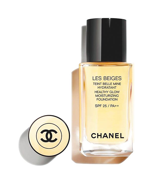 香奈儿恒润裸光水慕丝粉底SPF25PA++，2350元。（香奈儿提供）