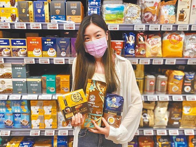 迎接10月1日国际咖啡日，全联10月1日至3日推出多款滤挂、咖啡豆与冲泡式咖啡享买1送1、第2件5折等优惠，买指定品项单笔每满299元可再现折20元，可累折。（全联提供）