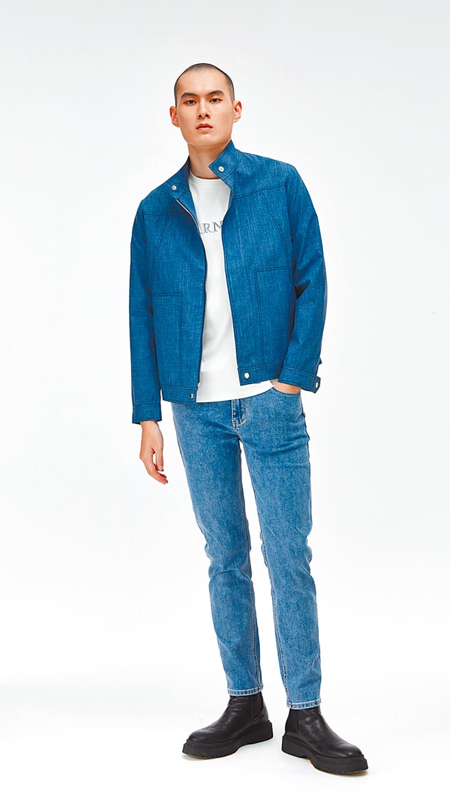 Carnival嘉裕2021秋冬新品「#247日晷」系列；淺藍色短版風衣夾克，5280元；刺繡立體陰影LOGO 白色T-shirt，1880元；淺藍色單寧長褲，3280元。（嘉裕提供）