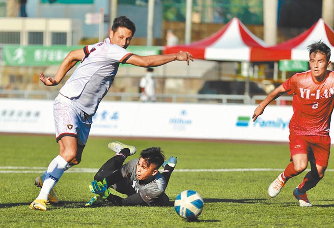 土耳其歸化前鋒朱恩樂（左）幫助新北市擊退宜蘭縣，殺入全運男足賽4強，可惜因為家庭因素無緣中華男足與印尼的亞洲盃資格附加賽。（110年全國運動會提供）