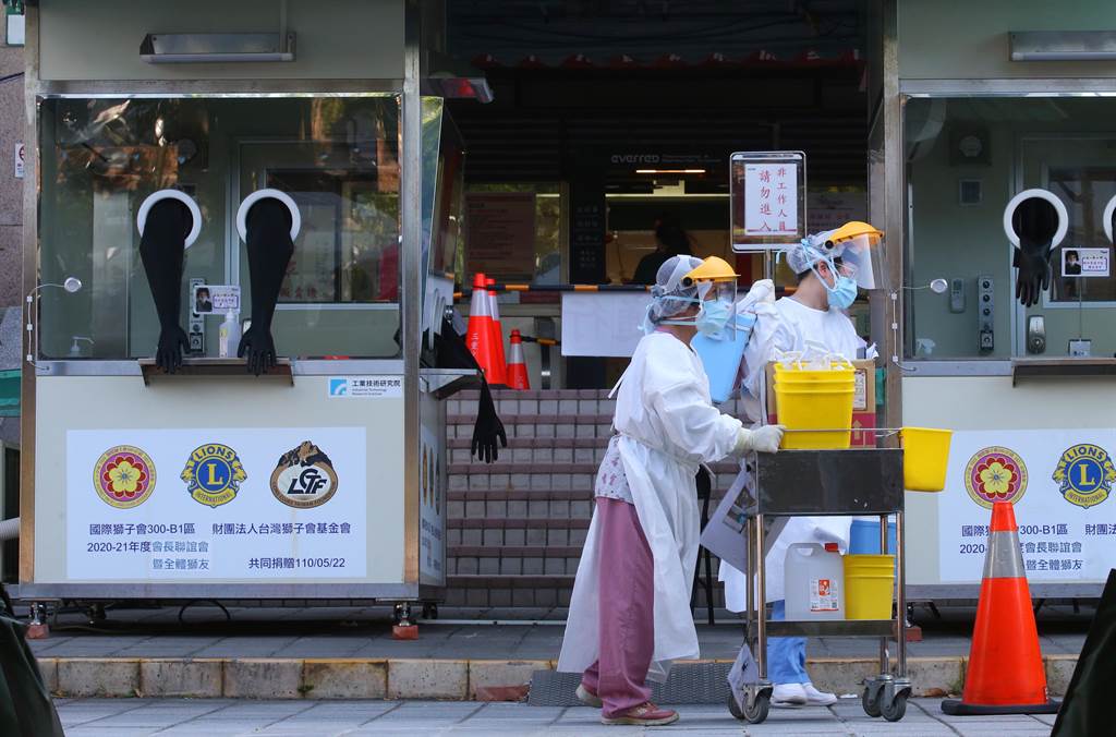 《嚴重特殊傳染性肺炎防治及紓困振興特別條例》施行迄今近1年半，隨著全球各國開始走向與病毒共存，該條例是否應重新檢討，今立院召開公聽會。圖為新北市三重院區篩檢站。（示意圖，陳君瑋攝）