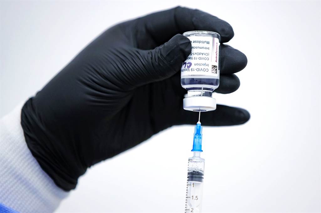 AZ疫苗美国大型临床实验结果29日出炉，防止有症状感染的保护力达74%，防止65岁以上长者出现有症状感染的效力达83.5%，没有重症病例，也没有出现罕见血栓副作用。（资料照／美联社）(photo:ChinaTimes)