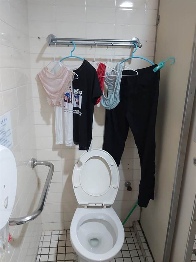 同病房的陌生阿嬷，把厕所当成自家晒衣场，连内裤都晾在里面，让原PO傻眼到不行。(图／爆怨2公社)