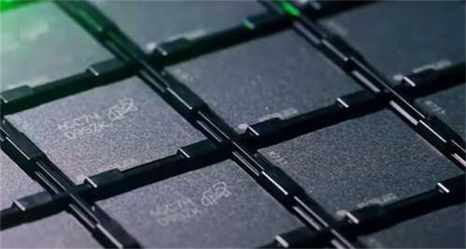 为扶植美国半导体自主，美国政府推出以5年250亿美元投资的《晶片法案（CHIPS Act）》，但计画追不上变化，当前全球正面临车用晶片荒。（图／美光科技提供）