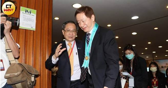 美国提出RFI要求台积电公布资料，犹如开箱不对客户、订单等资讯揭露的台积电，如何在11月8日前提出因应之道成为台积电董事长刘德音新难题。（图／张文玠摄）