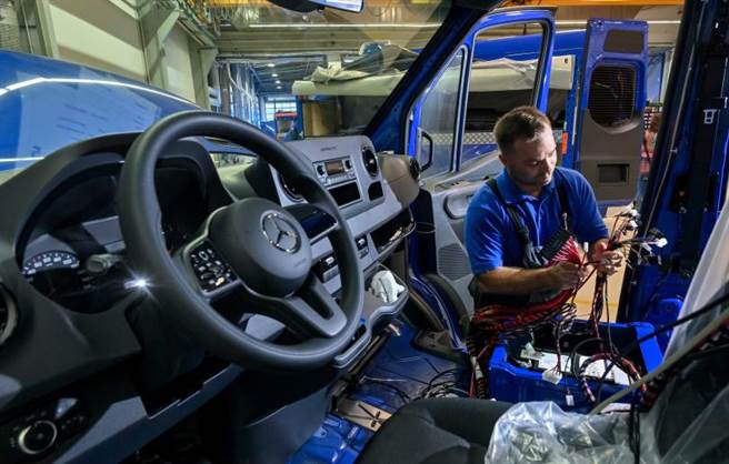 汽车工业有火车头工业之称，不仅是技术密集与资本密集的综合产业，产业链体系涵盖钢铁、塑胶、电子、电机、零件制造、组装与服务等，牵动的产业面相当广泛。（图／AP）