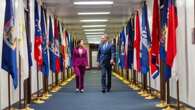 全世界没有一家企业敢得罪美国商务部，因为一旦被列入黑名单，要生存下来的机会就相当渺茫，图为美国商务部部长雷蒙多（Gina Raimondo，图左）与副部长格雷夫斯（Don Graves，图右）。（图／翻摄自美国商务部脸书）