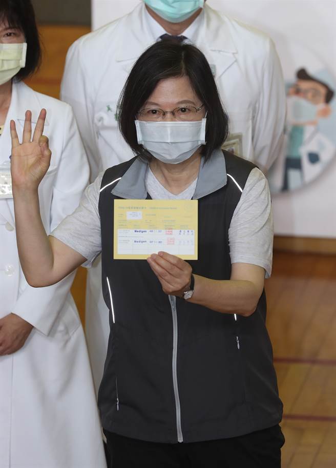 蔡英文总统(见图)9月30日前往台大医学院体育馆接种第2剂高端疫苗，并展示自己的小黄卡。(刘宗龙摄)