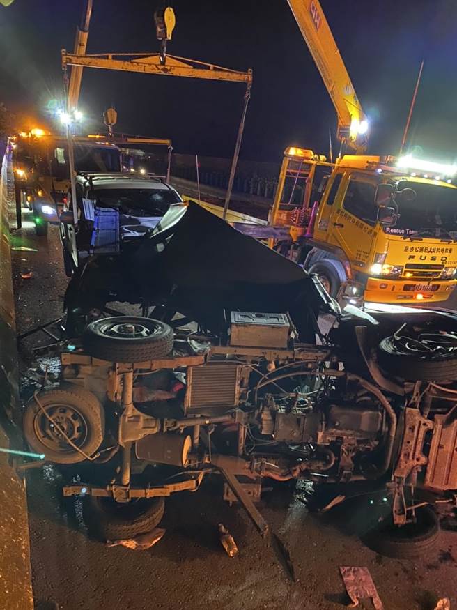 國道1號南下苗栗段29日深夜發生大貨車追撞小貨車車禍，造成1死1重傷。（讀者提供／謝明俊苗栗傳真）