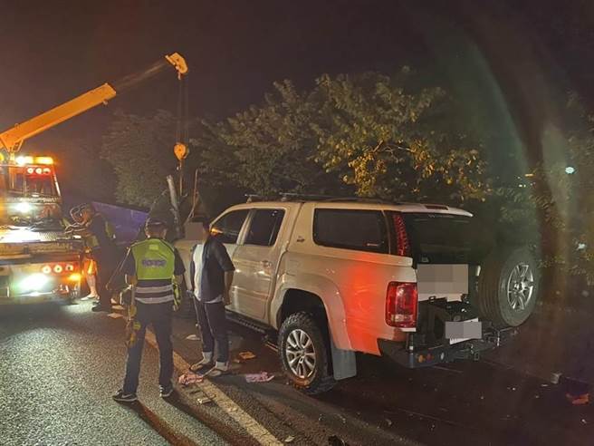 國道1號南下苗栗段29日深夜發生大貨車追撞小貨車車禍，造成1死1重傷。（讀者提供／謝明俊苗栗傳真）