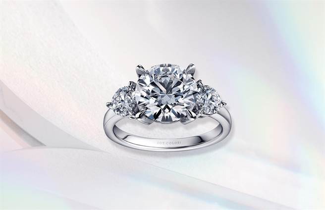 虾皮购物首度携手JOY COLORi未来钻石专家，祭出10月10日当天不限金额下单完成付款，即可于虾皮宝箱领取钻石抽奖券，有机会免费抽走价值超过10万元的「一克拉钻戒」。（虾皮购物提供）