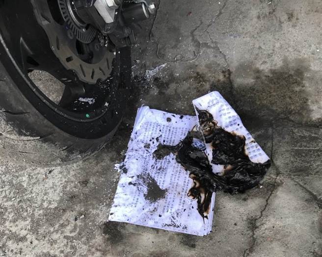 屏東內埔鄉陳姓男子與鍾姓老翁發生口角，竟持棍毆打鍾男，並縱火燒停放路旁的機車。（翻攝畫面／潘建志屏東傳真）
