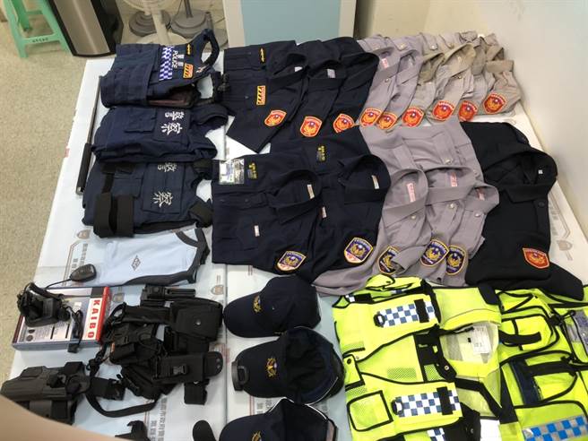 偽交警「口爱片」男主角萧姓男子立志从警落榜，只好靠穿制服满足欲望，警方在其家中搜出大量各式警察制服。(警方提供)