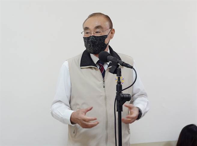 台湾基进立委陈柏惟日前使用台语质询引发国防部长邱国正不满，对此退辅会主委冯世宽30日在立法院指出，议场有议场规则，这是议场不是战场，希望大家能够互相谅解，并表示「我台语不行，希望他用国语问政」（姚志平摄）