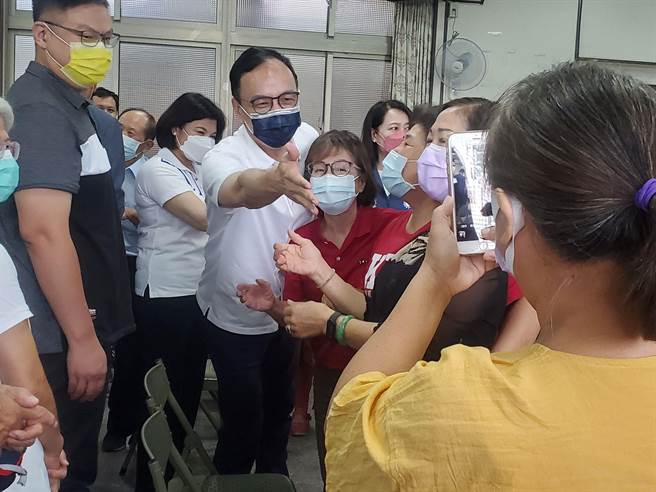 针对蔡英文总统及副总统赖清德今天（30日）施打第二剂高端疫苗，国民党主席当选人朱立伦（中）今在云林县谢票表示，国际将要管制疫苗护照，台湾打两剂高端疫苗，依目前国际的标准是不算，那要怎么出国，请总统告诉大家比较重要。（周丽兰摄）