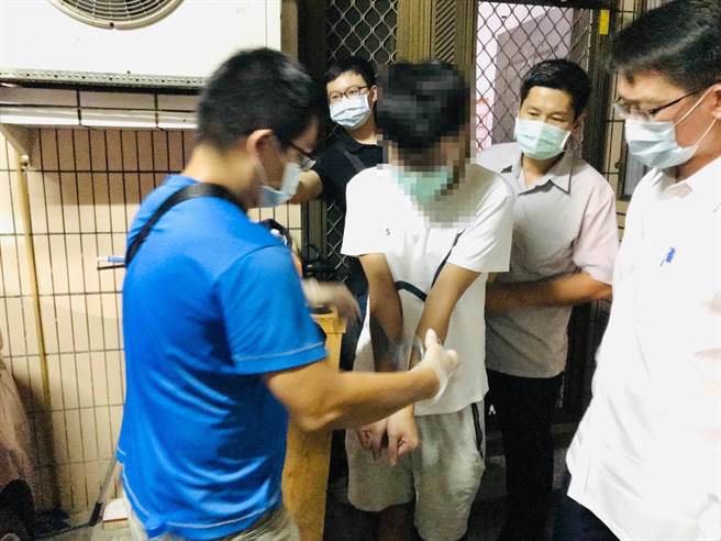 偽造交警口交片主角之一萧姓男子在台南市住处遭逮捕。（警方提供）