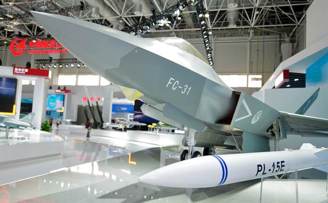 FC-31「鹘鹰」战机和霹雳-15E超视距空对空飞弹在广东举行的第13届中国航展中亮相。（中新社）