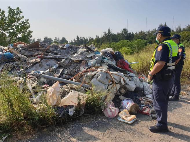 桃園市觀音區一處墳地在9月中旬遭人傾倒大量廢棄物，大園分局觀音分駐所獲報後循線蒐證。（大園警分局提供／陳夢茹桃園傳真）