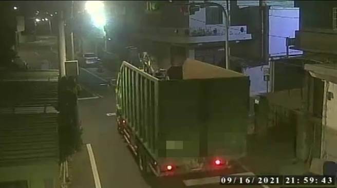 觀音分駐所組成專案小組，擴大調閱周邊3公里外的監視器，過濾數十輛可疑人車。（大園警分局提供／陳夢茹桃園傳真）