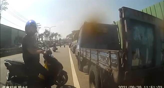 桃園市中壢區楊姓女子29日騎車時，遇到中年男子未打方向燈變道，按喇叭提醒，卻疑似遭惡意逼車。（摘自臉書爆料公社）