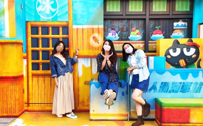 淡海輕軌打造藝術主題車站 漁人碼頭車站變身海水浴場。（新北捷運公司提供）