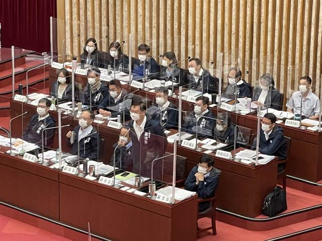高雄市長陳其邁及市府各局處首長30日到高市議會進行施政報告與質詢，無黨團結聯盟黨團質詢時，出題詢問副市長羅達生3位議員姓名，羅達生竟然回答錯誤。（洪浩軒攝）
