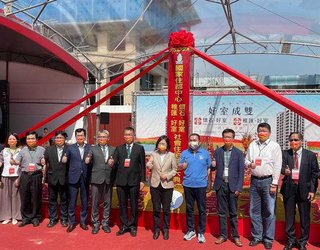 蔡英文总统、内政部长徐国勇、内政部次长花敬群、新北市长侯友宜今（30日）上午出席国家住都中心「稚匯好室」、「怀石好室」社会住宅开工动土典礼。（叶书宏摄）
