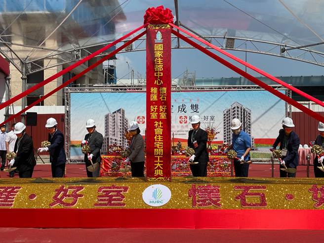 蔡英文总统、内政部长徐国勇、内政部次长花敬群、新北市长侯友宜今（30日）上午出席国家住都中心「稚匯好室」、「怀石好室」社会住宅开工动土典礼。（叶书宏摄）