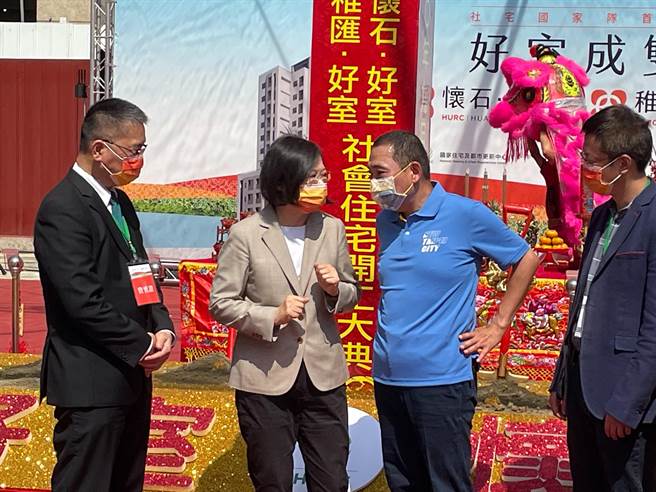 蔡英文总统、内政部长徐国勇、内政部次长花敬群、新北市长侯友宜今（30日）上午出席国家住都中心「稚匯好室」、「怀石好室」社会住宅开工动土典礼。（叶书宏摄）
