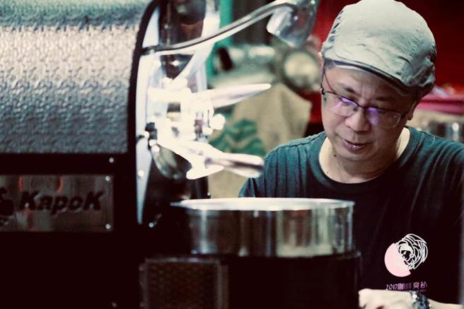 2019年起与咖啡业者刘政合作办理咖啡爽节，邀集人气咖啡师现场手冲咖啡。（新北市农业局提供）