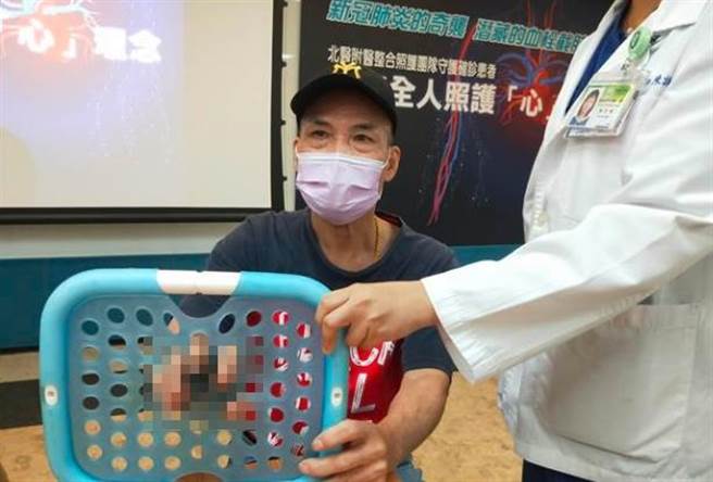 70岁的周先生感染新冠肺炎后併发动脉血栓，右手3只手指坏死差点截肢，持续復健治疗2个月后，右手活动功能已回復至5成，坏疽也逐渐脱落恢復正常外观。（王家瑜摄）