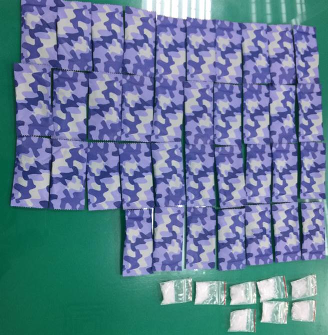 警方於羅男隨身包包內，查獲第三級毒品愷他命8包、毒品咖啡包37包，查扣2萬元、手機等證物。（民眾提供／盧金足台中傳真） 