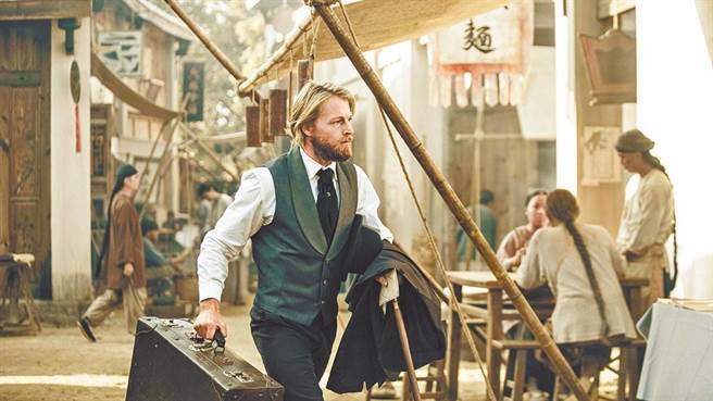 公視《斯卡羅》法比歐飾演法裔美國領事李仙得，來台調查「羅發號事件」。（公視提供）
