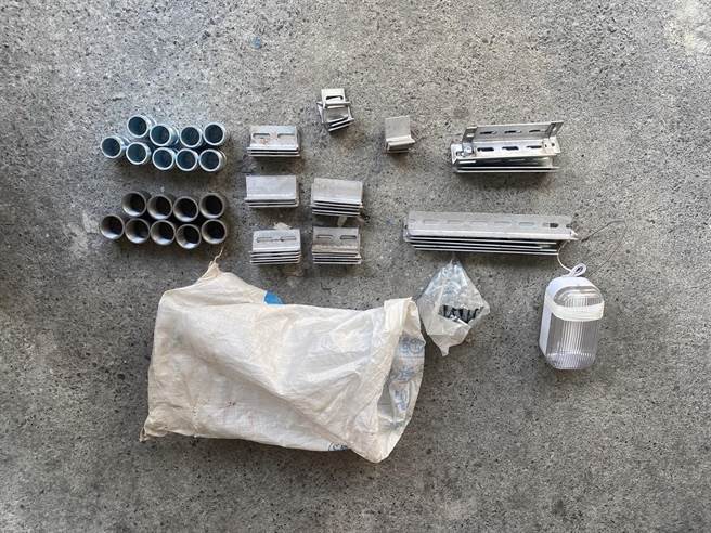 警方起獲董姓毒品通緝犯從工廠偷竊的零件等物。（翻攝照片／石秀華高雄傳真）