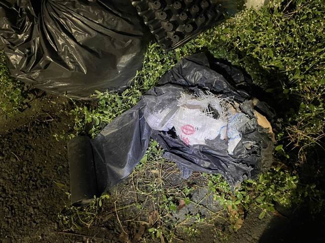 董姓竊嫌將從工廠竊取的電線裝在黑色垃圾袋中，被埋伏警方撞見，將贓物丟棄在草叢內逃逸。（翻攝照片／石秀華高雄傳真）