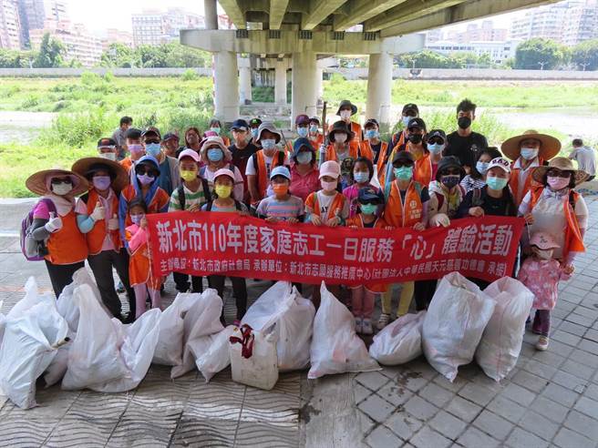 新北市志願服務推廣中心與在地組織甘樂文創志業合作，近期帶領70名家庭志工前往三峽溪淨溪，半天下來清出14袋重達120公斤的垃圾。（蔡雯如攝）