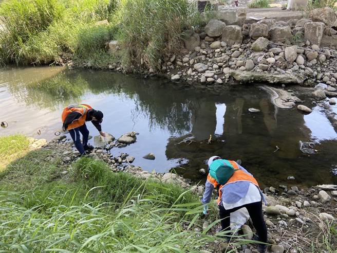 新北市志願服務推廣中心與在地組織甘樂文創志業合作，近期帶領70名家庭志工前往三峽溪淨溪，半天下來清出14袋重達120公斤的垃圾。（蔡雯如攝）