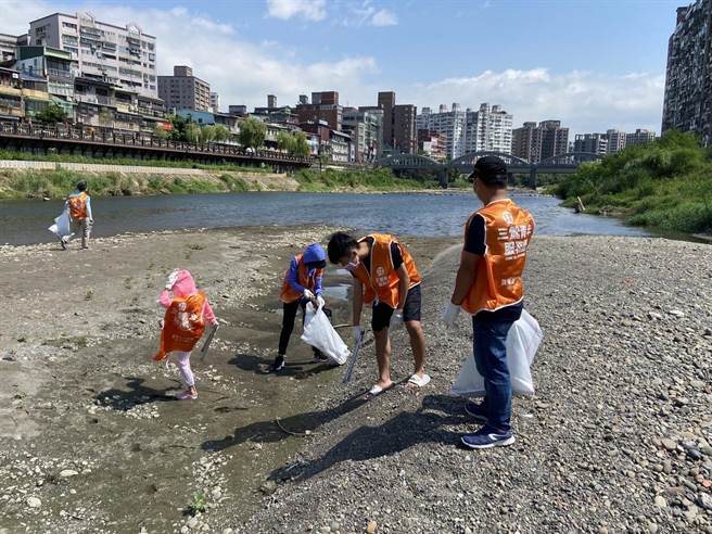 新北市志願服務推廣中心與在地組織甘樂文創志業合作，近期帶領70名家庭志工前往三峽溪淨溪，半天下來清出14袋重達120公斤的垃圾。（蔡雯如攝）
