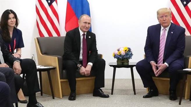 俄罗斯总统普丁（中）2019年在超正的褐髮美女口译波雅丝卡亚（Daria Boyarskaya，左）陪同下，出席日本大阪20国集团（G20）峰会，和当时的美国总统川普会面。（达志图库/TGP）