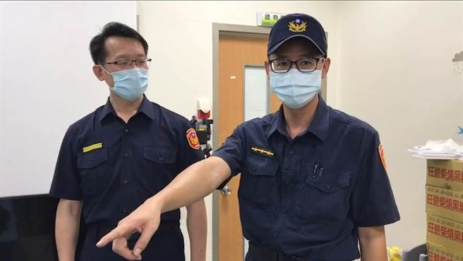 張姓警員（右）向分局長甘炎民報告時，對蕭嫌的行為仍覺得氣憤難平，認為他汙辱了台灣警察尊嚴。（讀者提供／程炳璋台南傳真）