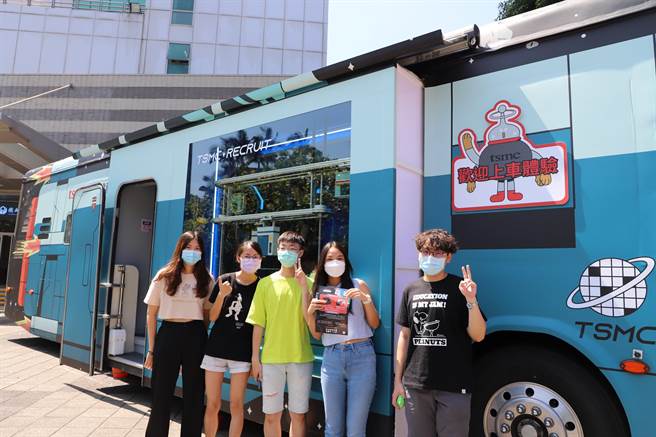 台积电行动徵才专车开进台科大校园，学生们踊跃投履歷。(台科大提供／李侑珊台北传真)