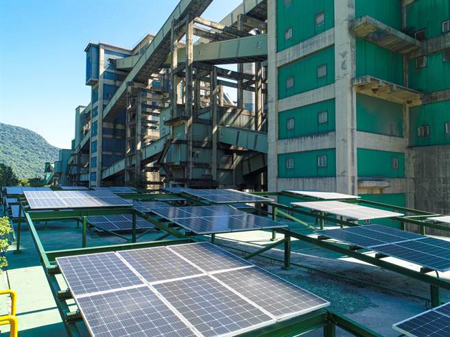 台泥持續推動減碳與發展綠能，和平水泥廠陸續設置屋頂型太陽能板。（台泥提供／王志偉花蓮傳真）