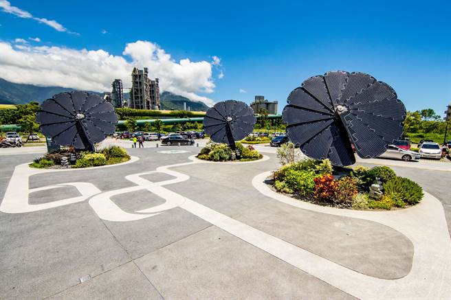 台泥花蓮和平的DAKA園區，設置大型太陽能裝置藝術「和平花」。（台泥提供／王志偉花蓮傳真）