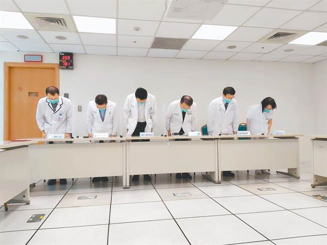 新北市三峡恩主公医院27日在莺歌接种站对25人施打未稀释BNT疫苗原液，遭卫生局处分暂停施打疫苗1周。（院方提供）